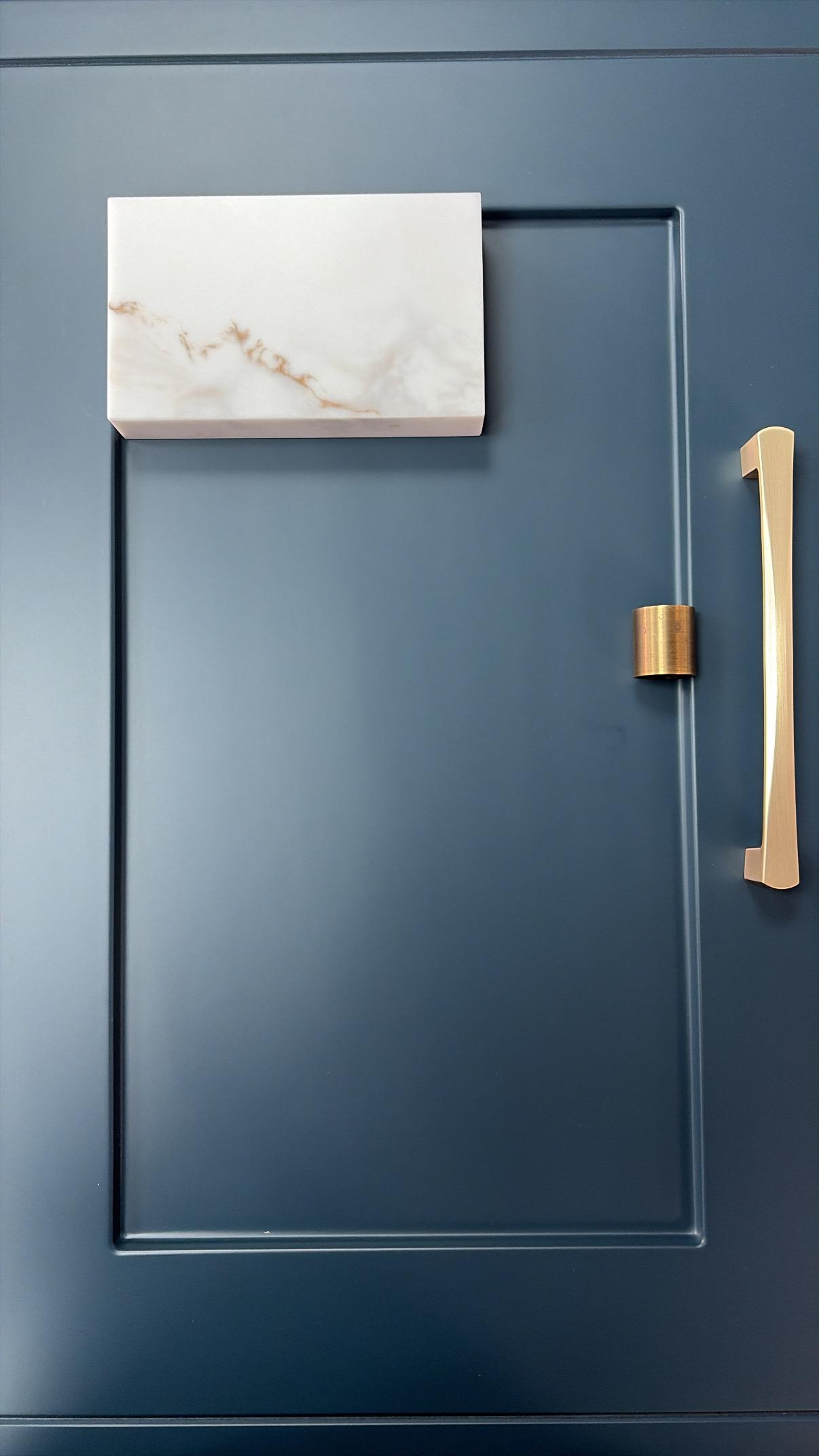 bespoke kitchens in eastbourne
Modern kitchen doors and worktop colour combination
